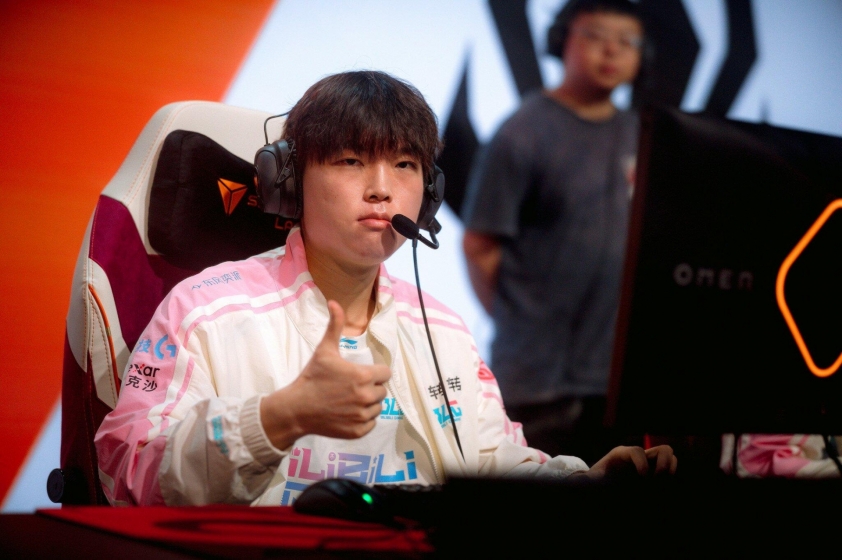 BLG hủy diệt G2, giành tấm vé đầu tiên vào Playoffs 808813